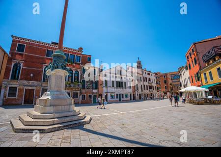 Venezia, Italia - 5 giugno 2024: Piazza Dorsoduro. Foto Stock