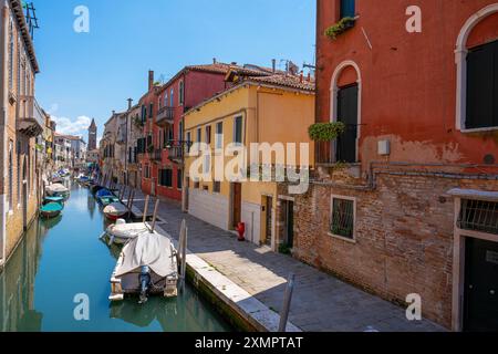 Venezia, Italia - 5 giugno 2024: Tranquillo Canale di Venezia con barche attraccate. Foto Stock