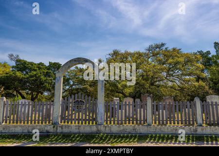 Ocracoke Island, Outer Banks, North Carolina, USA - 16 aprile 2024: Uno degli oltre ottanta cimiteri familiari situati sull'isola. Foto Stock