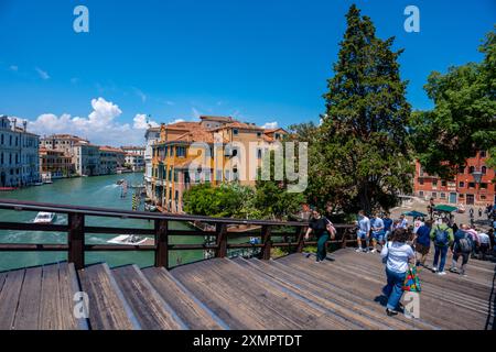 Venezia, Italia - 5 giugno 2024: Vista dal ponte dell'Accademia. Foto Stock