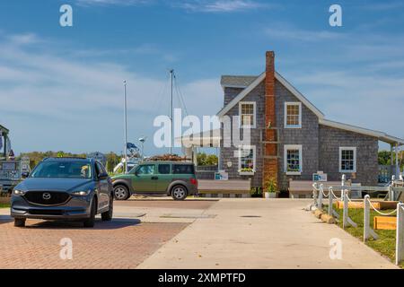 Ocracoke Island, Outer Banks, North Carolina, USA - 16 aprile 2024: Facciata del porto con edifici e auto sull'isola di Ocracoke, North Carolina, USA. Foto Stock