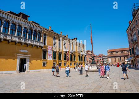 Venezia, Italia - 5 giugno 2024: Architettura storica e spazi aperti a Venezia. Foto Stock