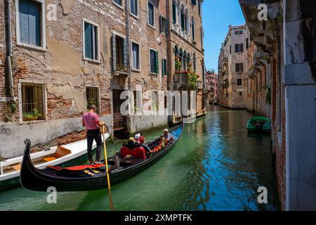 Venezia, Italia - 4 giugno 2024: Gondoliere veneziano al lavoro. Foto Stock