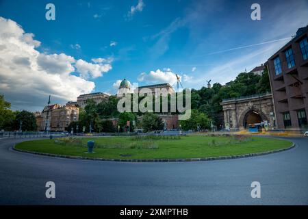 Budapest, Ungheria - 10 maggio 2024: Vista panoramica del castello di Buda dal basso. Foto Stock