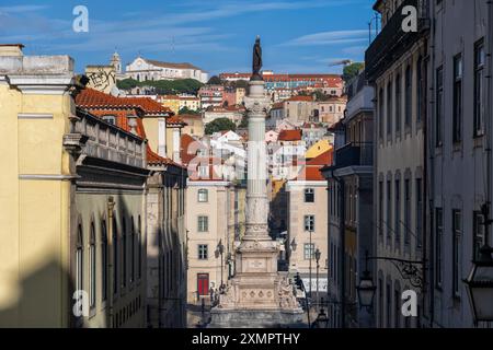 Città di Lisbona in Portogallo, colonna di Pedro IV su Piazza Rossio da Calcada do Carmo. Foto Stock