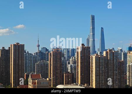 Shanghai, Cina. 29 luglio 2024. Lo skyline della città di Lujiazui appare a Shanghai, in Cina, il 29 luglio 2024. (Foto di Costfoto/NurPhoto) credito: NurPhoto SRL/Alamy Live News Foto Stock