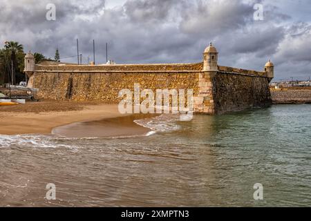 Forte da Ponta da Bandeira a Lagos, Algarve, Portogallo, fortificazione del XVII secolo nell'Oceano Atlantico. Foto Stock