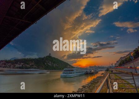 Budapest, Ungheria: 8 luglio 2024: Vista del tramonto da sotto il ponte della libertà. Foto Stock