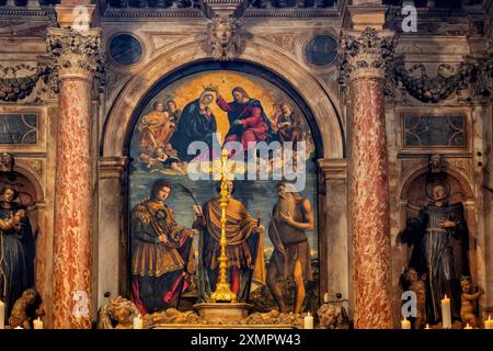 Chiesa di San Zulian - Chiesa di San Giuliano (San Giuliano) interno a Venezia, Italia. Pala d'altare incoronazione della Vergine Maria con San Vitu Foto Stock