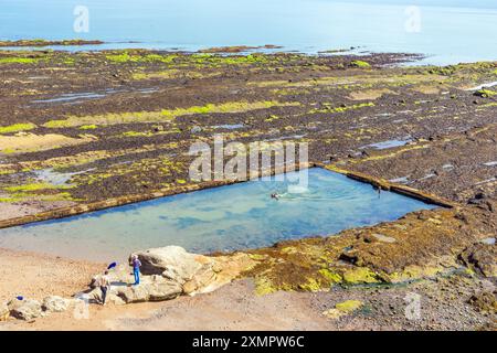 Piscina all'aperto con acqua di mare creata sulla spiaggia rocciosa di Castle Sands, St Andrews, Fife, Scozia, Regno Unito, sulla spiaggia con il Mare del Nord Foto Stock