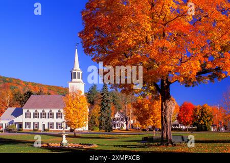 Colori autunnali e Chiesa, estate indiana, Townshend, Vermont, Stati Uniti Foto Stock