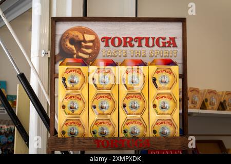 Nassau, Bahamas - 9 aprile 2024: Tortuga Caribbean Rum Cakes è stata nominata "Best Cruise souvenir" dalla Porthole Cruise Magazine. Foto Stock