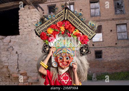 La danzatrice tradizionale Sroj Dilpakar, 22 anni, indossa una maschera che rappresenta il dio Mhakali durante il festival di Capodanno di Newari Bhaktapur, Kathmandu, Nepal Foto Stock