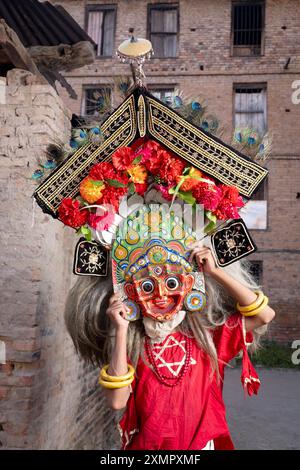 La danzatrice tradizionale Sroj Dilpakar, 22 anni, indossa una maschera che rappresenta il dio Mhakali durante il festival di Capodanno di Newari Bhaktapur, Kathmandu, Nepal Foto Stock