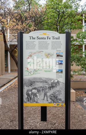 Santa Fe, NEW MEXICO - 23 settembre 2021: Cartelli per Santa Fe Trail. Foto Stock