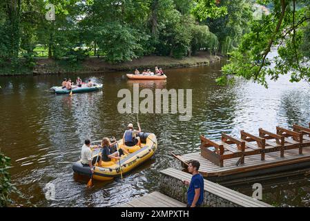 Rafting e kayak sul fiume Moldava in estate, a Cesky Krumlov, nella Boemia meridionale, nella Repubblica Ceca, il 28 luglio 2024 Foto Stock