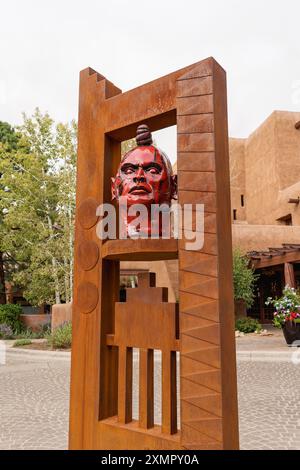 Santa Fe, NM - 23 settembre 2021: Busto di Pueblo Chieftan po'Pay, leader della rivolta Pueblo del 1680, dell'artista Cochiti Pueblo Virgil Ortiz, si erge in Foto Stock