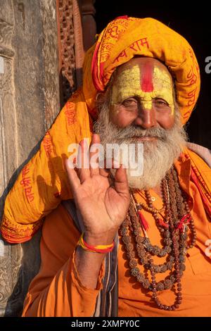 Lungo il sacro fiume Bagmati, Bhasmeshvar Ghat, tempio indù Pashupatinath, Kathmandu, Nepal Foto Stock