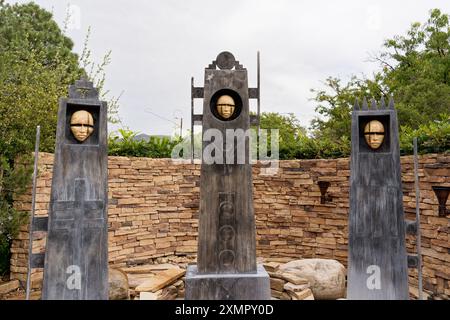 Santa Fe, NEW MEXICO - 23 settembre 2021: "Revolt Runners" dell'artista Cochiti Pueblo Virgil Ortiz si trova di fronte all'Inn and Spa a Loretto e rappresenta il Foto Stock