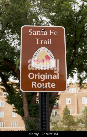 Santa Fe, NEW MEXICO - 23 settembre 2021: Segnaletica per il Santa Fe Trail, percorso originale, di questo percorso storico nazionale. Foto Stock