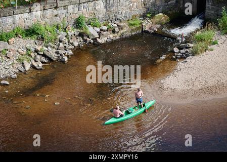 Rafting e kayak sul fiume Moldava in estate, a Cesky Krumlov, nella Boemia meridionale, nella Repubblica Ceca, il 28 luglio 2024 Foto Stock