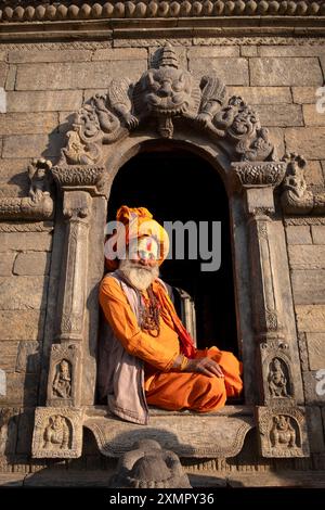 Lungo il sacro fiume Bagmati, Bhasmeshvar Ghat, tempio indù Pashupatinath, Kathmandu, Nepal Foto Stock