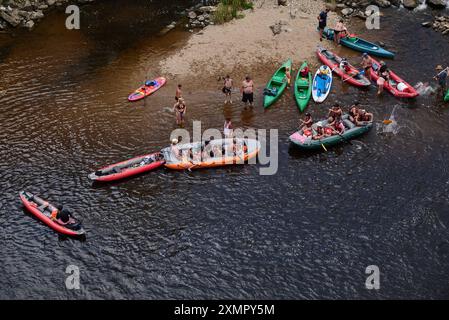 Rafting e kayak sul fiume Moldava in estate, a Cesky Krumlov, nella Boemia meridionale, nella Repubblica Ceca, il 28 luglio 2024 Foto Stock