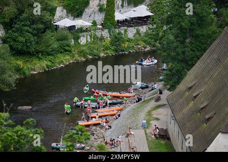 Rafting e kayak sul fiume Moldava in estate, a Cesky Krumlov, nella Boemia meridionale, nella Repubblica Ceca, il 28 luglio 2024 Foto Stock