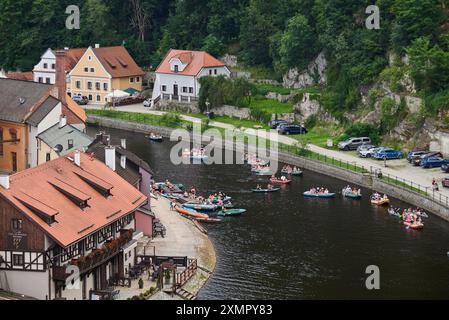 Rafting e kayak sul fiume Moldava in estate, a Cesky Krumlov, nella Boemia meridionale, nella Repubblica Ceca, il 28 luglio 2024 Foto Stock