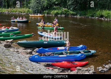 Rafting e kayak sul fiume Moldava in estate, a Cesky Krumlov, nella Boemia meridionale, nella Repubblica Ceca, il 28 luglio 2024 Foto Stock