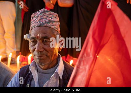 Gentiluomo nepalese che indossa il tradizionale cappello topi di dhaka di notte durante il festival delle luci del Diwali di novembre, Kathmandu, Nepal Foto Stock