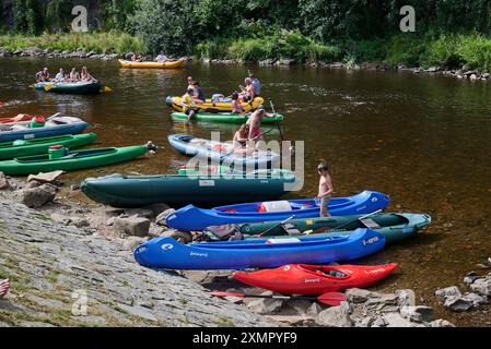 Rafting e kayak sul fiume Moldava in estate, a Cesky Krumlov, nella Boemia meridionale, nella Repubblica Ceca, il 28 luglio 2024 Foto Stock