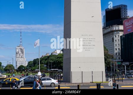 L'obelisco di Buenos AIresin la piazza della Repubblica di Buenos Aires, Argentina. Dietro c'è il murale in metallo di Eva Peron sul Ministero della salute Foto Stock