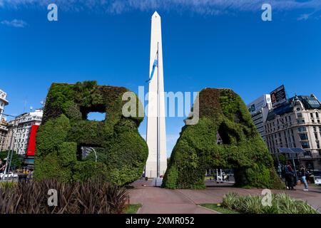Il topiario e l'obelisco di Buenos AIresin la piazza della Repubblica a Buenos Aires, Argentina. Foto Stock
