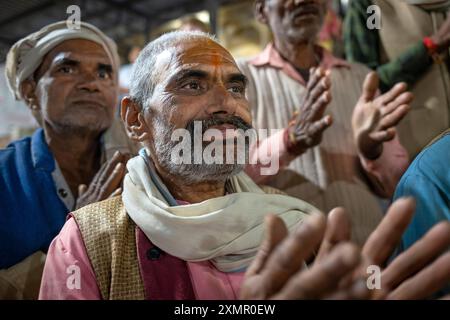 Il pellegrino canta insieme alla cerimonia della puja serale lungo il lago sacro Puskar, durante la Fiera dei cammelli di Pushkar, Pushkar, Rajasthan, India, Asia Foto Stock