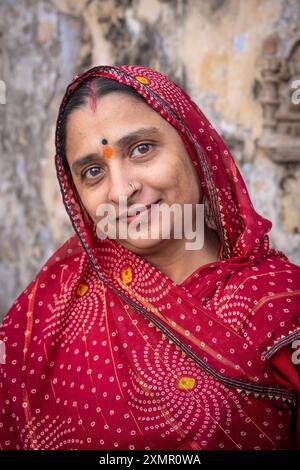 Donna in sari tradizionali arriva a Bathing ghat lungo il sacro lago Puskar, durante la fiera dei cammelli di Puskar, Puskar, Rajasthan, India, Asia Foto Stock