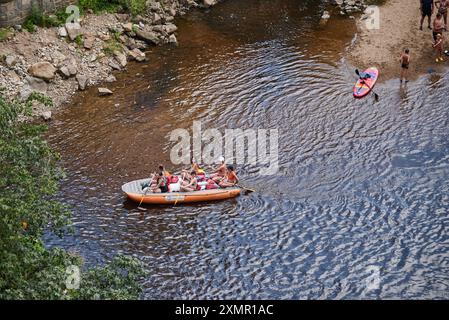 Rafting e kayak sul fiume Moldava in estate, a Cesky Krumlov, nella Boemia meridionale, nella Repubblica Ceca, il 28 luglio 2024 Foto Stock