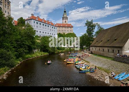 Rafting e kayak sul fiume Moldava in estate, a Cesky Krumlov, nella Boemia meridionale, nella Repubblica Ceca, il 28 luglio 2024 Foto Stock