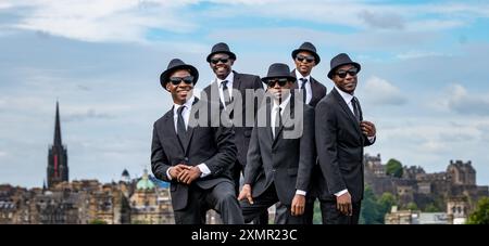 Gli acrobati dei Black Blues Brothers posano davanti al loro Edinburgh Festival Fringe show a Calton Hill, Edimburgo, Scozia, Regno Unito Foto Stock