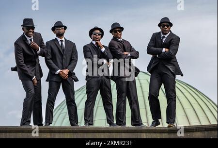 Gli acrobati dei Black Blues Brothers posano davanti al loro Edinburgh Festival Fringe show a Calton Hill, Edimburgo, Scozia, Regno Unito Foto Stock