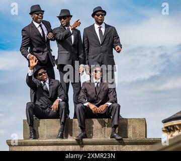 Gli acrobati dei Black Blues Brothers posano davanti al loro Edinburgh Festival Fringe show a Calton Hill, Edimburgo, Scozia, Regno Unito Foto Stock