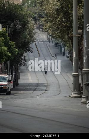 Gerusalemme, Israele. 27 luglio 2024. Un adoratore ortodosso cammina attraverso la città durante lo Shabbat. Gerusalemme è la capitale di Israele, è considerata una delle città più antiche del mondo, ed estremamente importante per i fedeli ebrei, cristiani e musulmani. Tutte quelle religioni hanno combattuto per questa città e ora cercano di coesistere. Il governo israeliano ne ha il pieno controllo. (Foto di Matteo Placucci/SOPA Images/Sipa USA) credito: SIPA USA/Alamy Live News Foto Stock