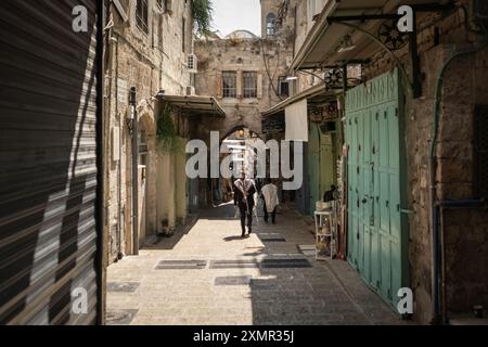 Gerusalemme, Israele. 27 luglio 2024. I fedeli ortodossi camminano tra i negozi chiusi della città vecchia durante lo Shabbat. Gerusalemme è la capitale di Israele, è considerata una delle città più antiche del mondo, ed estremamente importante per i fedeli ebrei, cristiani e musulmani. Tutte quelle religioni hanno combattuto per questa città e ora cercano di coesistere. Il governo israeliano ne ha il pieno controllo. (Foto di Matteo Placucci/SOPA Images/Sipa USA) credito: SIPA USA/Alamy Live News Foto Stock