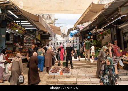 Gerusalemme, Israele. 27 luglio 2024. Venditori e clienti musulmani al mercato della città vecchia di Damasco durante lo Shabbat. Gerusalemme è la capitale di Israele, è considerata una delle città più antiche del mondo, ed estremamente importante per i fedeli ebrei, cristiani e musulmani. Tutte quelle religioni hanno combattuto per questa città e ora cercano di coesistere. Il governo israeliano ne ha il pieno controllo. (Foto di Matteo Placucci/SOPA Images/Sipa USA) credito: SIPA USA/Alamy Live News Foto Stock