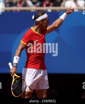 Parigi, Francia. 29 luglio 2024. Il campione spagnolo Rafael Nadal celebra un punto durante il secondo turno di tennis maschile, al Roland Garros. Durante il terzo giorno dei Giochi Olimpici di Parigi del 2024, Parigi, Francia. Crediti: Isabel Infantes/Alamy Live News Foto Stock