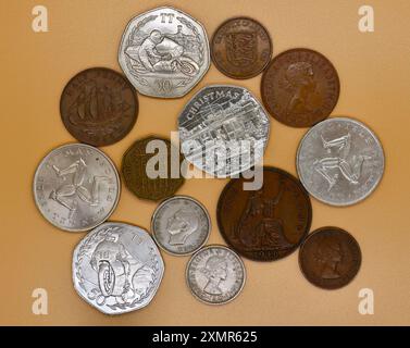 Collezione di monete britanniche con monete pre-decimali di Isola di Man Manx e monete decimali che fanno mezzo penny un penny trepenny bit sedici pence 10p 50p. Foto Stock