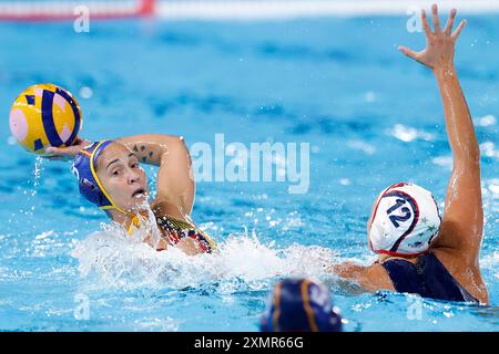 Saint Denis. 29 luglio 2024. Pelli pena (L) di Spagna gareggia durante il priliminary round del girone B femminile di pallanuoto tra Stati Uniti e Spagna a Saint Denis, in Francia, 29 luglio 2024. Crediti: Zhang Yuwei/Xinhua/Alamy Live News Foto Stock