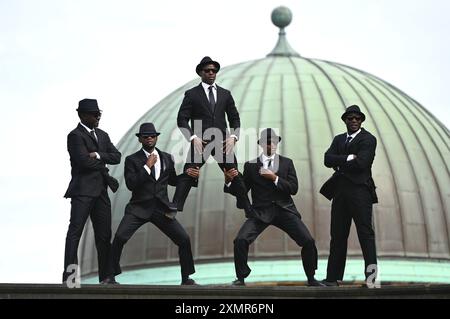 Edimburgo, Scozia, Regno Unito. 29 luglio 2024. Edinburgh Fringe: Lo spettacolo del circo dei Black Blues Brothers si esibisce a Calton Hill sullo sfondo del City Observatory Dome. Mostrando la loro abilità acrobatica, i Black Blues Brothers portano le loro dita, trucchi, limbo fuochi, piramidi umane, gag esilaranti e coreografie alla periferia di Edimburgo. Mostra alle sale riunioni, Venue 20 dal 1 agosto Crediti: Craig Brown/Alamy Live News Foto Stock