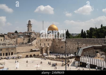 Vista generale del muro Occidentale. Il muro Occidentale, noto anche come muro del pianto in Occidente e muro di al Buraq nell'Islam, è una destinazione di pellegrinaggio per i credenti ebrei. Situato nella città vecchia di Gerusalemme, è una parte del muro di contenimento del Monte del Tempio. Una partizione di metallo divide l'area in due: Uomini a sinistra e donne a destra. Durante tutto il giorno, gli ebrei credenti visitano il sito per pregare, per leggere i libri sacri della Torah e per lasciare una nota di carta all'interno delle crepe del muro. L'intera area è sorvegliata da soldati israeliani. Foto Stock