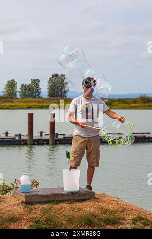 Intrattenitore di bolle di sapone lungo il lungomare di Steveston nella Columbia Britannica in Canada Foto Stock